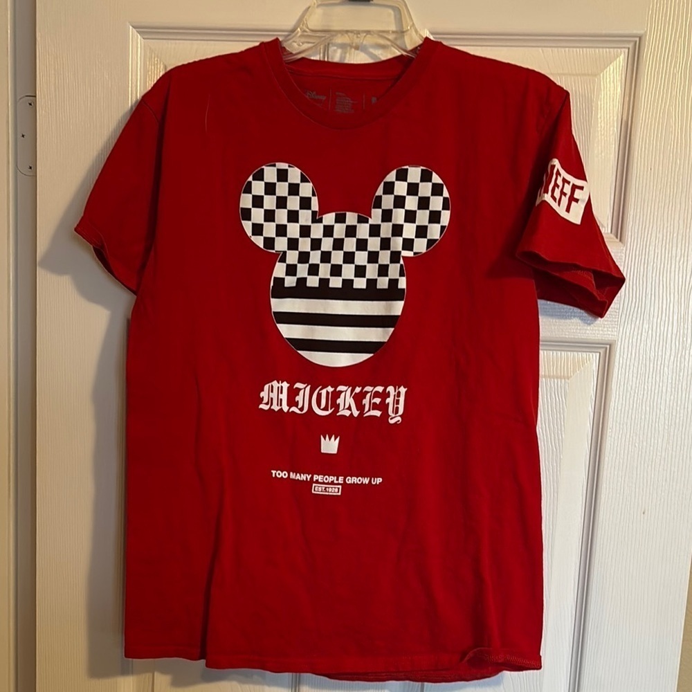 Neff Disney unisex red and white Mickey Mouse short sleeve t-shirt size medium